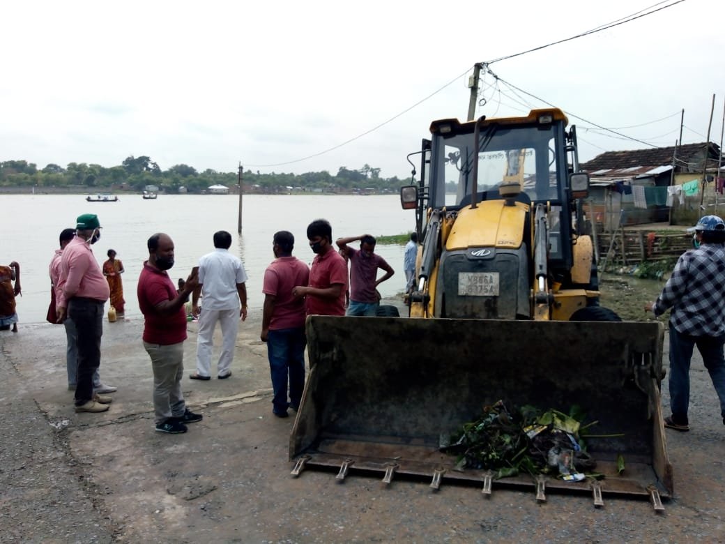 mahananda ghat in maldah prepared for tarpan at dawn of mahalaya