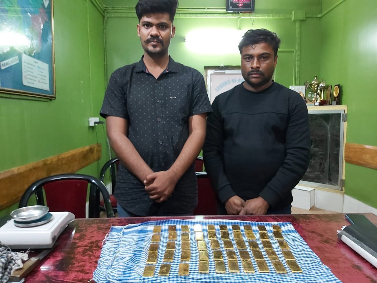 more than 8kg illegal gold seized by islampur police in uttar dinajpur
