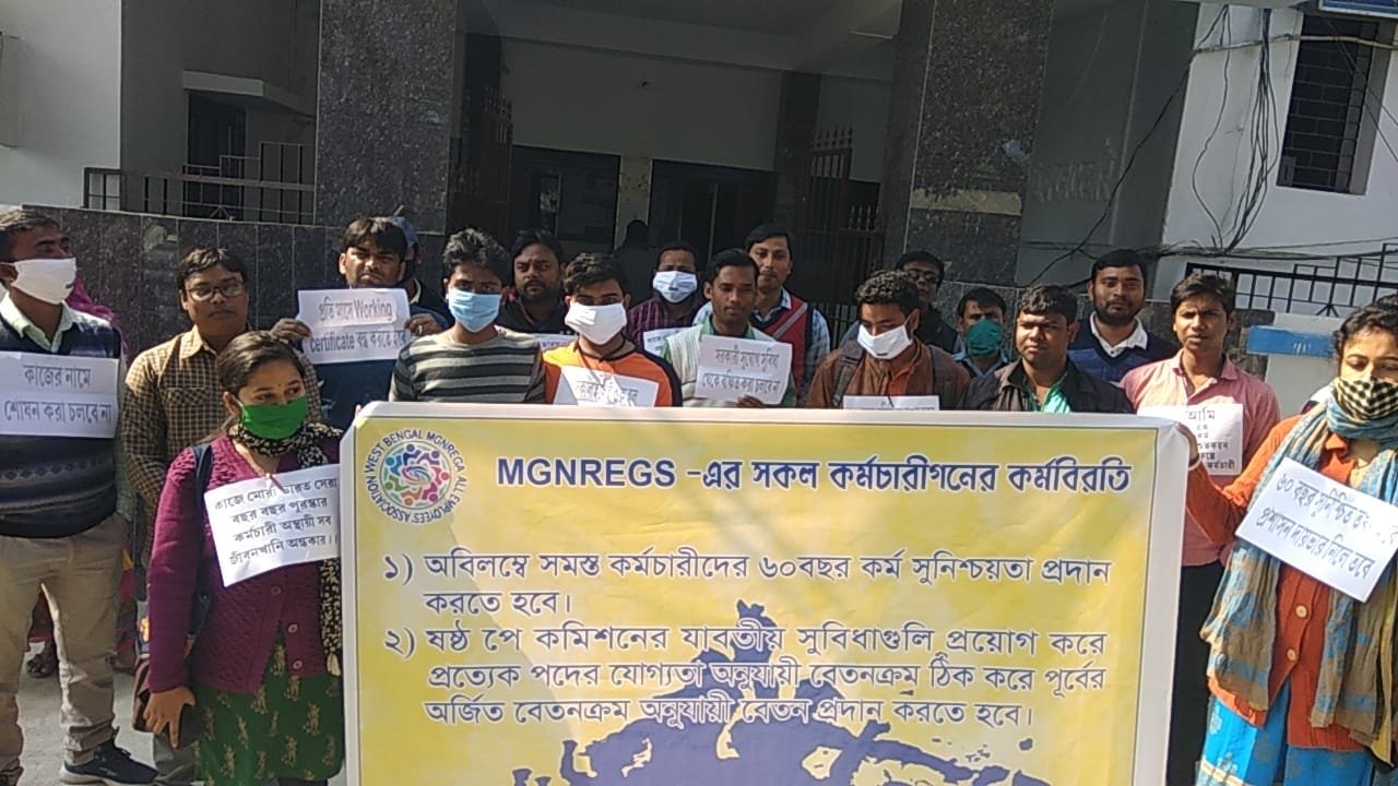 mgnregs contractual workers give memorandum to itahar bdo demanding their guarantee of job till 60 years of age