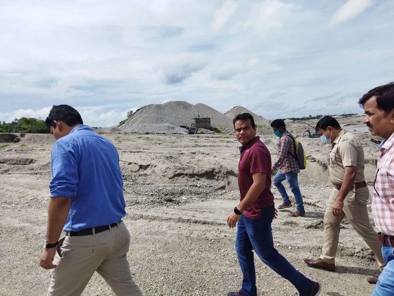 Allegation of illegal sand mining, a surprise operation by the North Dinajpur District Magistrate